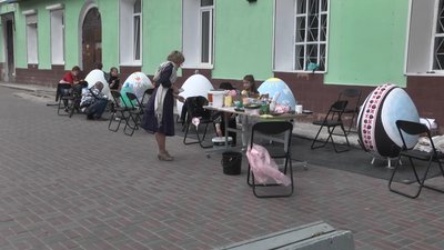 "Ритми орнаментів сучасної Донеччини". У Краматорську розмалювали велетенські писанки