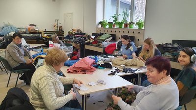 Працюють 24/7. Прикарпатські волонтери шиють подушки, балаклави та ангелів-охоронців для воїнів Працюють 24/7. Прикарпатські волонтери шиють подушки, балаклави та ангелів-охоронців для воїнів