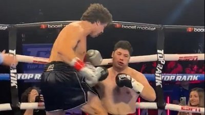 Претендент на нокаут року. Срібний призер Олімпіади-2020 "відправив спати" суперника серією потужних ударів: відео
