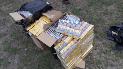 На Волині на кордоні з Польщею та Білоруссю знайшли 2,5 тисячі пачок контрабандних цигарок На Волині на кордоні з Польщею та Білоруссю знайшли 2,5 тисячі пачок контрабандних цигарок