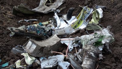 Вибиті вікна, понівечені будинки. Який вигляд має місце падіння уламків ракети РФ у Дніпрі – фоторепортаж