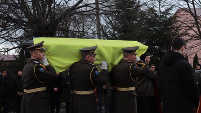 У Бовшеві на Франківщині попрощалися з полеглим Героєм України Дмитром Коцюбайлом на позивний Да Вінчі У Бовшеві на Франківщині попрощалися з полеглим Героєм України Дмитром Коцюбайлом на позивний Да Вінчі