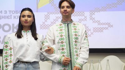 Дефіле вишиванок громад Луганщини