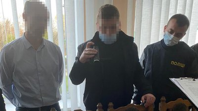 Хабарі талонами на пальне: на Львівщині затримали голову РДА Хабарі талонами на пальне: на Львівщині затримали голову РДА