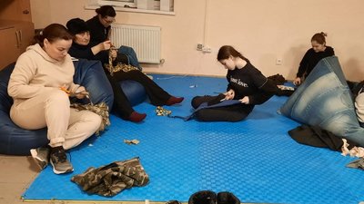 Як учні, вчителі та батьки Кропивницького плетуть сітки для військових