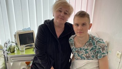 Луцькі лікарі вперше пересадили нирку. Орган сину віддала матір