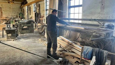 Щоб люди не спали на матах. У громаді на Буковині виготовляють ліжка для вимушених переселенців Щоб люди не спали на матах. У громаді на Буковині виготовляють ліжка для вимушених переселенців