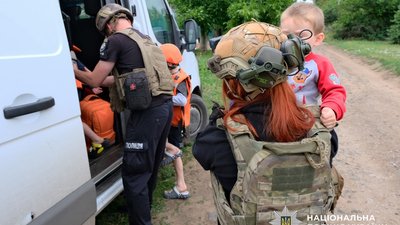 Примусова евакуація дітей під Краматорськом: вивезли перші родини з-під обстрілів