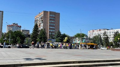 Врятувати героїв: у Черкасах родини полонених захисників "Азовсталі" провели акцію Врятувати героїв: у Черкасах родини полонених захисників "Азовсталі" провели акцію