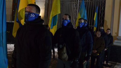 Реконструкція подій Майдану, фаєри та Тризуб з лампадок: у Житомирі вшанували Небесну Сотню Реконструкція подій Майдану, фаєри та Тризуб з лампадок: у Житомирі вшанували Небесну Сотню