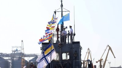 На буксирі ВМС підняли український та кримськотатарський прапори На буксирі ВМС підняли український та кримськотатарський прапори