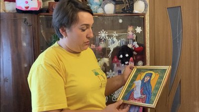 Малює загиблих батьків та хоче стати балериною. Історія Поліни, яка вижила під час розстрілу РФ колони під Куп'янськом Малює загиблих батьків та хоче стати балериною. Історія Поліни, яка вижила під час розстрілу РФ колони під Куп'янськом