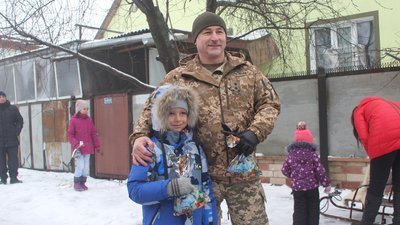 Волонтери та військові привітали дітей Новоселівки з Днем Святого Миколая Волонтери та військові привітали дітей Новоселівки з Днем Святого Миколая