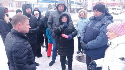 У Рівному мешканці будинку перекривали вулицю. В чому проблема та як реагує мер У Рівному мешканці будинку перекривали вулицю. В чому проблема та як реагує мер