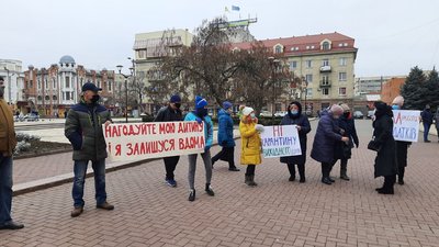 У Кропивницькому підприємці речового ринку протестують проти "карантину вихідного дня" У Кропивницькому підприємці речового ринку протестують проти "карантину вихідного дня"