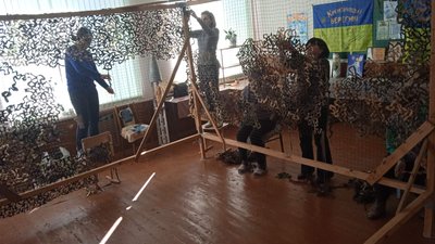 Волонтерки організації "Кременчуцькі берегині" плетуть маскувальні сітки для потреб ЗСУ Волонтерки організації "Кременчуцькі берегині" плетуть маскувальні сітки для потреб ЗСУ