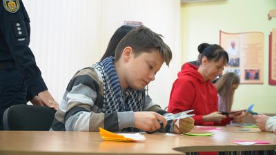 У кропивницькій бібліотеці виготовляють світловідбивні флікери У кропивницькій бібліотеці виготовляють світловідбивні флікери