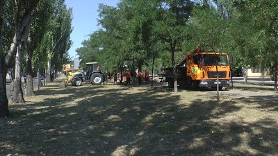На проспекті Центральному в Миколаєві встановлюють додаткові зливоприймачі