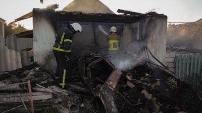 Рятувальники гасять пожежу в гаражі у селі Колоденка на Вінниччині