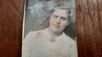 Дотримуватись в усьому міри та бажати людям добра. 100-річна жителька Кіровоградщини розкрила секрет свого довголіття Дотримуватись в усьому міри та бажати людям добра. 100-річна жителька Кіровоградщини розкрила секрет свого довголіття