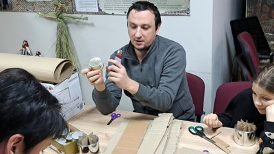 «Зірочки» й «равлики». У Дніпрі на майстер-класі вчилися робити окопні свічки – фоторепортаж «Зірочки» й «равлики». У Дніпрі на майстер-класі вчилися робити окопні свічки – фоторепортаж