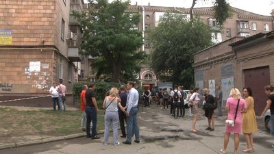 На центральному проспекті Запоріжжя руйнується будинок