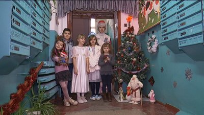 У Сумах мешканці 9-поверхівки 16 років прикрашають свій під’їзд до Нового року