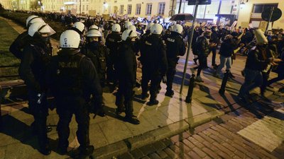 На Варшаву. У Польщі декілька тисяч жінок вийшли на протест проти заборони абортів На Варшаву. У Польщі декілька тисяч жінок вийшли на протест проти заборони абортів