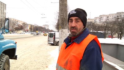 У Житомирі на дороги висипали 217 тонн піскосуміші – як чистять місто від снігу У Житомирі на дороги висипали 217 тонн піскосуміші – як чистять місто від снігу