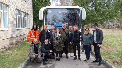 Івано-франківський волонтер Тарас Стрілецький евакуював із зон бойових дій понад 300 людей Івано-франківський волонтер Тарас Стрілецький евакуював із зон бойових дій понад 300 людей