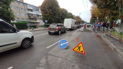 На проспекті Перемоги у Луцьку встановлюють нове огородження: рух ускладнений На проспекті Перемоги у Луцьку встановлюють нове огородження: рух ускладнений