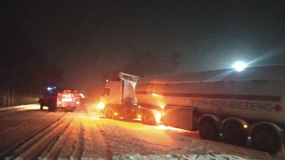 На Полтавщині через погоду рятувальники буксирували вантажівки, легковики і «швидкі» На Полтавщині через погоду рятувальники буксирували вантажівки, легковики і «швидкі»