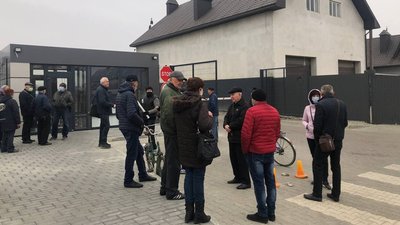 10 місяців без зарплати: працівників Івано-Франківського арматурного заводу не пускають на роботу
