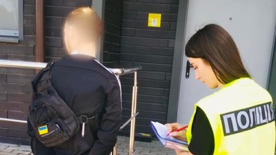 Представилися бійцями тероборони. У Франківську шахраї виманили у жительки Сум 25 тис. грн — поліція Представилися бійцями тероборони. У Франківську шахраї виманили у жительки Сум 25 тис. грн — поліція
