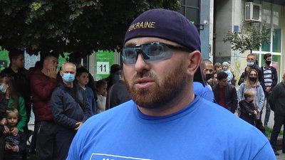 Встановили рекорд. У Франківську спортсмени тягнули 9 комунальних автобусів Встановили рекорд. У Франківську спортсмени тягнули 9 комунальних автобусів