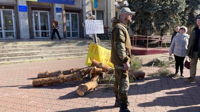 Принесли надгробний хрест: у Черкасах мітингують проти вирубки лісу Принесли надгробний хрест: у Черкасах мітингують проти вирубки лісу
