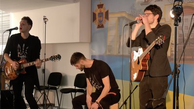 У Черкасах для захисників, які відновлюються після поранень влаштували концерт У Черкасах для захисників, які відновлюються після поранень влаштували концерт