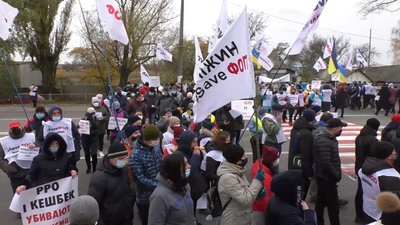«Ковід не вб’є, влада доб’є»: у Кіптях на трасі Київ-Чернігів протестували підприємці. РЕПОРТАЖ