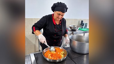 Кухарка Новомар’ївського ліцею Ірина Козоброд готує обіди для дітей