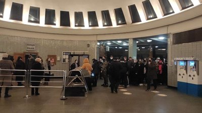 Кияни протестують під МВС через напади на бари та клуби на Подолі Кияни протестують під МВС через напади на бари та клуби на Подолі