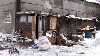 Сортують сміття: родини заробітчан з дітьми живуть на сміттєзвалищі у Херсоні Сортують сміття: родини заробітчан з дітьми живуть на сміттєзвалищі у Херсоні