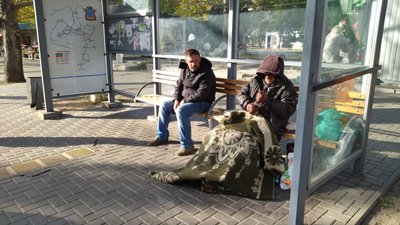 Чоловіка, який у Миколаєві місяць жила на зупинці, забрали в лікарню Чоловіка, який у Миколаєві місяць жила на зупинці, забрали в лікарню
