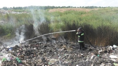 На Херсонщині горіло сміттєзвалище: гасили його майже добу На Херсонщині горіло сміттєзвалище: гасили його майже добу