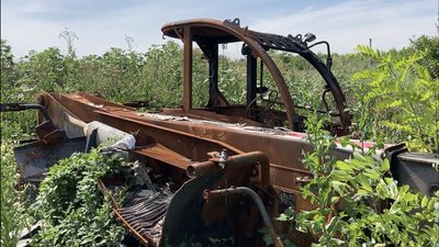 Розбиті склади, знищені зерно та техніка: фермер на Харківщині відновлює підприємство після окупації Розбиті склади, знищені зерно та техніка: фермер на Харківщині відновлює підприємство після окупації