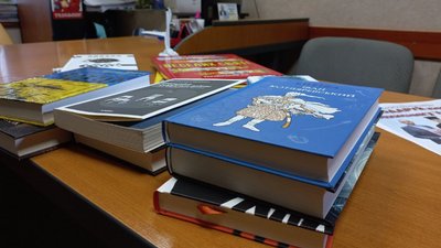 У Житомирі благодійна акція "Подаруй книжку захиснику України" триває У Житомирі благодійна акція "Подаруй книжку захиснику України" триває
