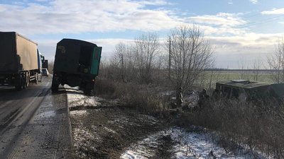 Службова вантажівка в кюветі Службова вантажівка в кюветі