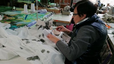 В Олександрівці на Кіровоградщині шиють зимові маскувальні костюми для військових В Олександрівці на Кіровоградщині шиють зимові маскувальні костюми для військових