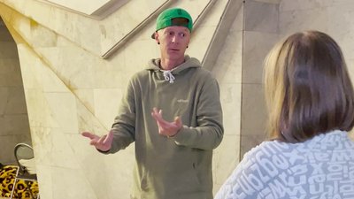 У Харкові у метро влаштували заняття з брейку для дітей У Харкові у метро влаштували заняття з брейку для дітей