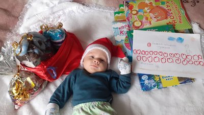 Із учителя трудового навчання у святого Миколая. На Вінниччині чоловік вітає малечу по усій області Із учителя трудового навчання у святого Миколая. На Вінниччині чоловік вітає малечу по усій області
