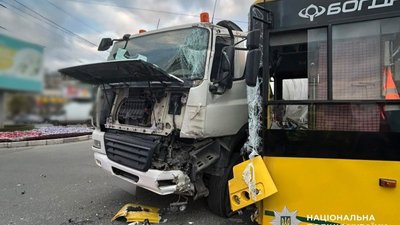 Тролейбус та вантажний автомобіль, які потрапили в ДТП